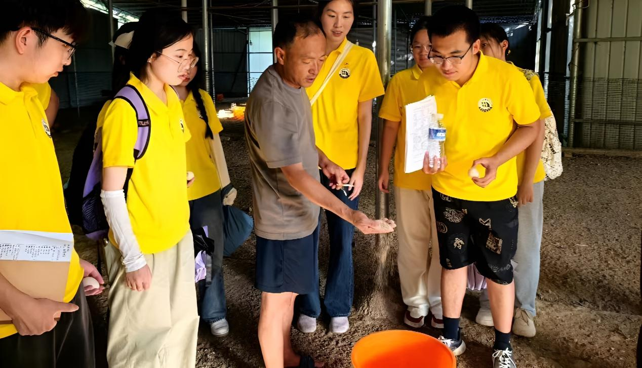 華東交通大學(xué)“追風(fēng)青年”走進(jìn)田間地頭