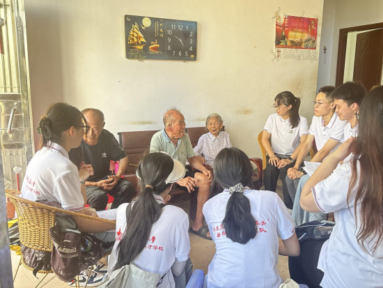 圖為朱發金給實踐隊成員講述先輩革命故事