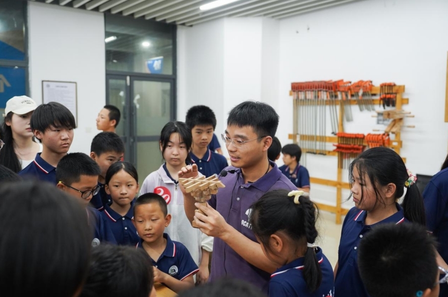 華東交通大學(xué)基礎(chǔ)實驗與工程實踐中心老師正在給研學(xué)團成員講解榫卯工藝。